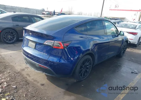 2021 Tesla Model Y Long Range Dual Motor All-Wheel Drive z USA, uszkodzony, nr VIN 5YJYGAEE0MF136712